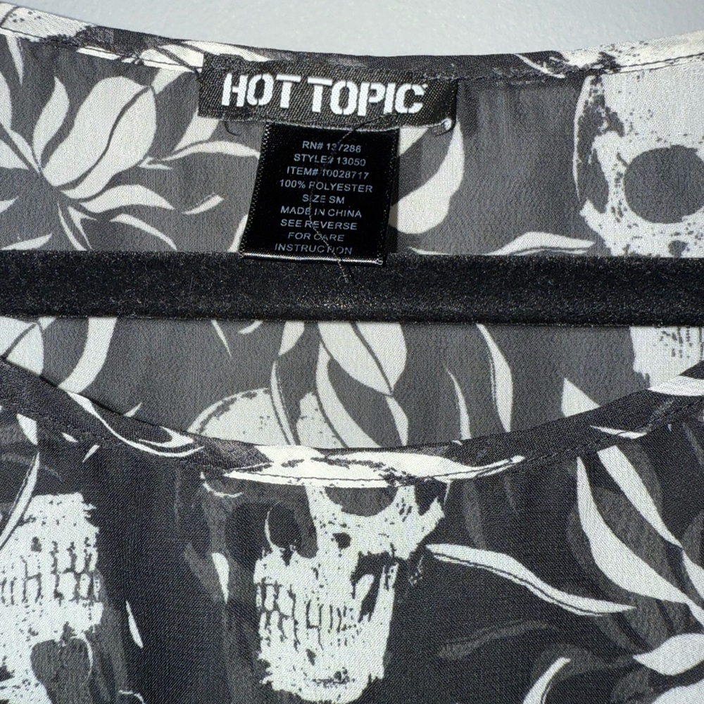 Hot Topic Black and White Skull Pattern Shirt